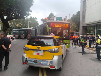 北市嚴重車禍！女行人「被捲進公車底」慘死 現場16人傷