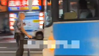 公車司機以為他要搭計程車 拐杖阿北搭車不成憤而攔車
