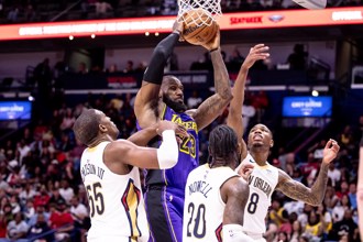 NBA》詹皇連兩記「不講理」三分球 湖人擊落鵜鶘5連勝
