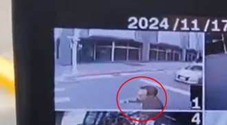 天人永隔！愛妻穿越斑馬線遭公車吞噬 夫全程目睹…影片曝光