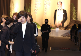 演藝圈藝人送別石英爸 唐美雲淚訴：疼愛後輩有如自己子女