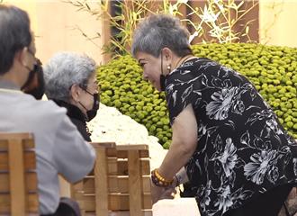 石英告別式眾星落淚哀悼 鳥來嬤哽咽求：請多照顧資深藝人