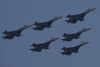 時速700公里變換隊形…俄勇士飛行隊秀「空中開花」 前飛官曝困難點