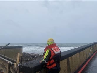 新北沿海吹9級陣風 北海岸浪高4公尺 恐持續長浪