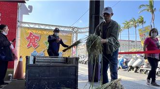 「阿公級」打穀機現身台南好米季 遊客體驗敲染、編織與米食手作