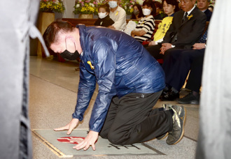 澎恰恰低調現身石英告別式 靈前下跪「重重磕頭3次」送別師父