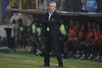 足球》被球迷扔啤酒罐「爆头」 墨西哥总教练输球血溅赛场