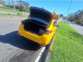 計程車疑故障衝撞分隔道 1乘客輕傷