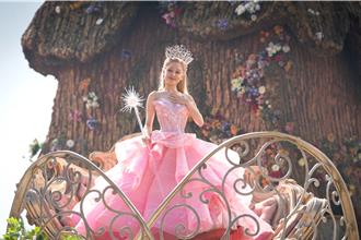 台裔名導與亞莉安娜合拍電影！超強卡司曝光