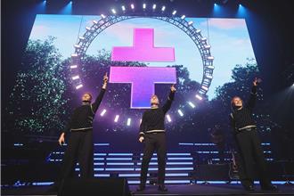 睽違17年登台開唱！ 英國天團把台味伴手禮搬上台