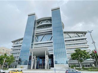 繳完稅心神舒坦？服裝設計師大白天在嘉市府頂樓「脫光露鳥」