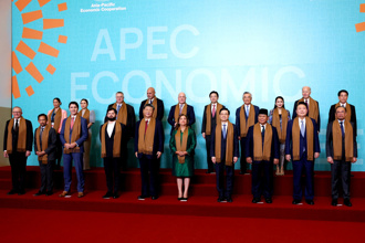 拜登在APEC领袖大合照退居角落 沈富雄不禁脱口3字