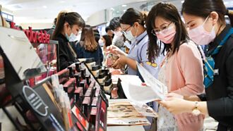 耶誕送禮買氣提前噴發 百貨股衝業績 周年慶壓軸