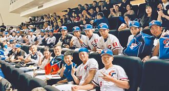 12强》辜仲谅请U15、U18小将吃牛排看球