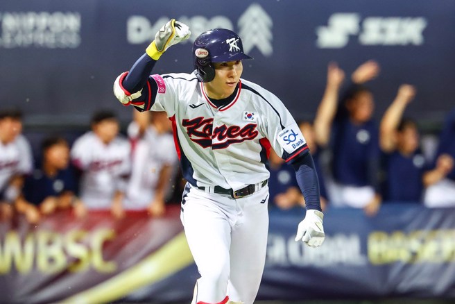 朴成韩8局下敲出逆转战局的两分打点三垒安打。（图／中华棒协提供）