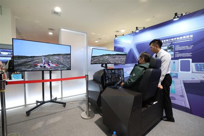 国家中山科学研究院本周一连4日于「113臺南资讯月」展出包含简易飞行程序训练模拟机等多项研发，并开放民眾操作体验，见证我国智慧国防、科技建军的丰硕成果。（记者黄迪明摄）