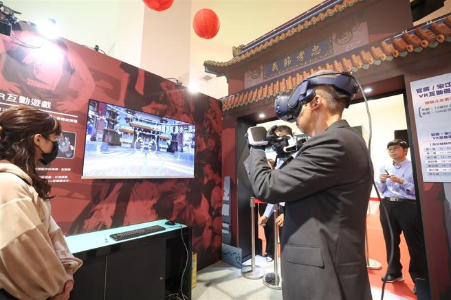 中科院院长李世强中将于展区示范「宋江阵VR互动游戏」。
（记者黄迪明摄）