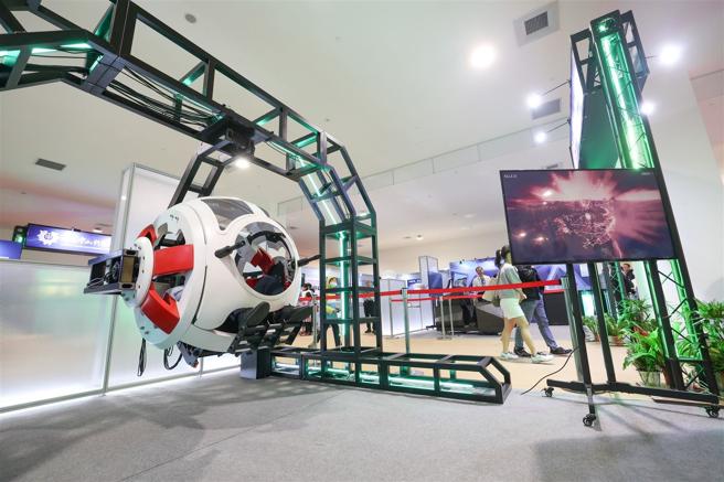 「VR互动射击旋转枪塔」受到不少民眾欢迎，争相体验二战沉浸式射击游戏。（记者黄迪明摄）