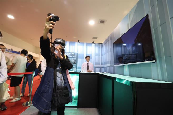 「城镇战斗地景VR系统」引领民眾进入城镇作战场景，体验拟真战场氛围。（记者黄迪明摄）