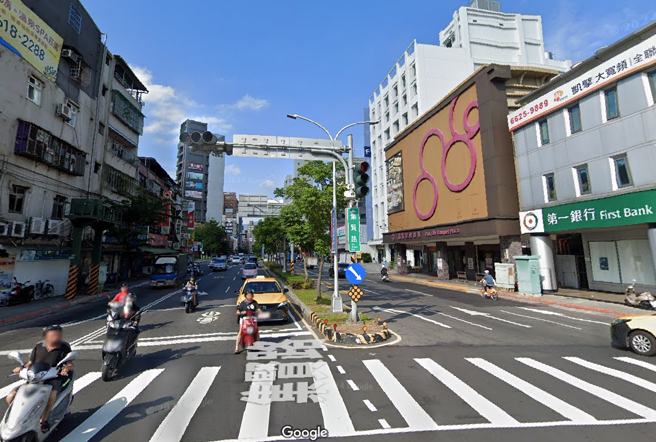 芦洲近日又出现一名「借钱姐」到处借100元，却拿去买饮料买菸，不少当地人马上就认出，直说是跟红色背心阿嬷齐名的传说级人物。(图／Google街景)