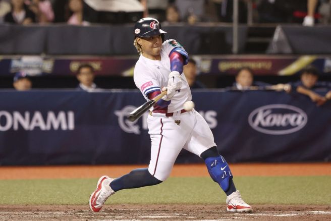 中华队吉力吉捞·巩冠出场对战日本队。（杜宜谙摄）