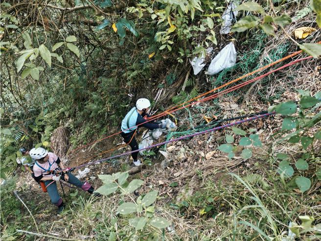 花蓮秀林國中自108學年度起推動「山林尋根」學校本位課程，帶領學生走進山林外，也用身體力行「無痕山林」理念，成立「淨山繩索隊」以繩索垂降方式清理社區陡峭邊坡上的廢棄物。（駱昌宏提供／羅亦晽花蓮傳真）