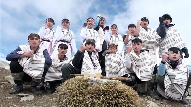 花蓮秀林國中有9成以上學生為太魯閣族，校方今年3月在太魯閣族正名20周年紀念之際，帶領學生重溯先民百年前的遷徙路線，一同攀登合歡主峰與奇萊北峰；圖為奇萊北峰。（駱昌宏提供／羅亦晽花蓮傳真）