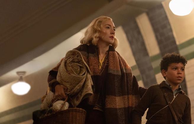 瑟夏罗南这次饰演二战下寻子的母亲。（图／Apple TV＋提供）