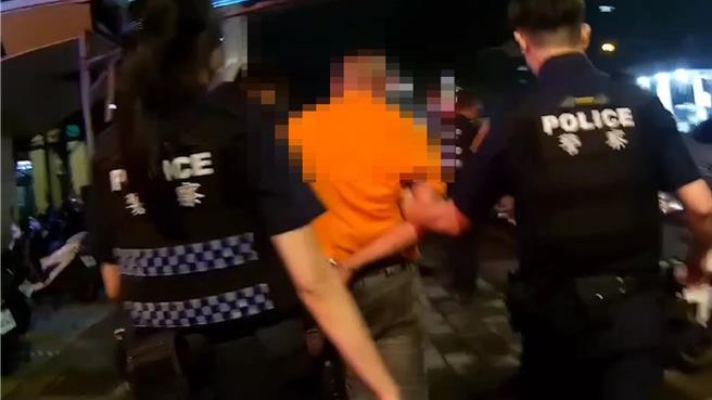 鳳山一名男子在KTV飲酒狂歡後情緒失控，在門口咆嘯甚至推擠警方，遭壓制在地進行保護管束。（警方提供／任義宇高雄傳真）