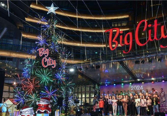 Big City远东巨城购物中心15米高的耶诞树，结合璀璨缤纷烟花效果，银白色的LED流苏灯瀑布搭配五彩绚烂盛开光影交互闪耀美不胜收，16日举行点灯仪式。（巨城提供／王惠慧新竹传真）