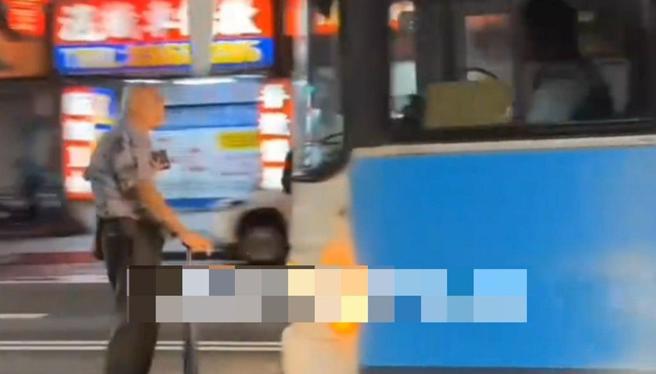 高雄一名拄拐杖的老翁招手搭車，公車司機卻疑似受計程車影響誤判搭車意圖沒有停車，讓老翁氣得上前攔車。（翻攝自「社會事新聞影音」／任義宇高雄傳真）
