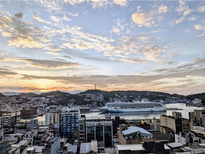 近年有愈来愈多的邮轮选择在基隆靠泊或设为母港，基隆市政府明年4月将锁定邮轮观光客，推出双层观光巴士服务，希望能让更多旅客在基隆市消费、观光。（张志康摄）