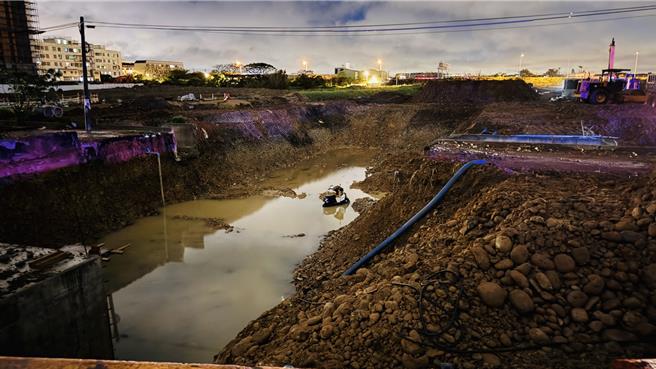 桃園航空城工區內發生民眾誤闖事件，16日晚間7時許1名約30歲女騎士，行經大園區埔心里19鄰的航空城工區，疑似不熟悉路況，誤闖工區跌入12米深大溝中，導致右大腿膝蓋骨折，左腳趾受傷，目前正安排開刀中。（游吾和提供／廖姮玥桃園傳真）