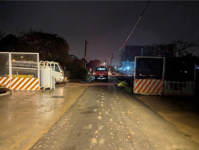 桃園航空城工區內發生民眾誤闖事件，16日晚間7時許1名約30歲女騎士，行經大園區埔心里19鄰的航空城工區，疑似不熟悉路況，誤闖工區跌入12米深大溝中，導致右大腿膝蓋骨折，左腳趾受傷，目前正安排開刀中。（埔心里長提供／廖姮玥桃園傳真）