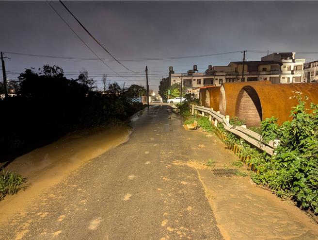 桃園航空城工區內發生民眾誤闖事件，16日晚間7時許1名約30歲女騎士，行經大園區埔心里19鄰的航空城工區，疑似不熟悉路況，誤闖工區跌入12米深大溝中，導致右大腿膝蓋骨折，左腳趾受傷，目前正安排開刀中。（埔心里長提供／廖姮玥桃園傳真）