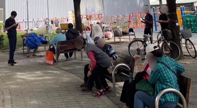 台中市西屯区大福公园发现游民躺在座椅上，已无生命迹象。（民眾提供）