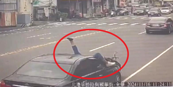 女骑士喷上引擎盖「跌入」碎裂的挡风玻璃内四脚朝天挣扎。（北港分局提供）