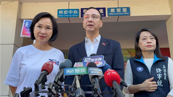 傳出國民黨內財劃法版本鬧雙胞，國民黨主席朱立倫（中）今（17）日受訪時強調，自己只看過一個版本。（柯宗緯攝）