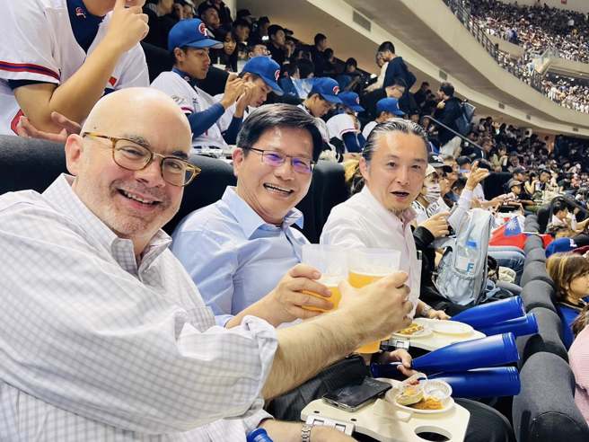 美國在臺協會（AIT）處長谷立言（左）16日邀請我外交部長林佳龍（中）、日本台灣交流協會副代表高羽陽（右），一起到台北大巨蛋觀賞世界12強棒球賽「台日大戰」。（翻攝自林佳龍臉書）