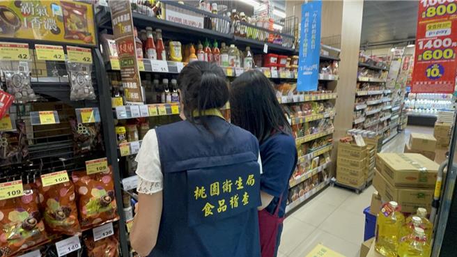 桃园市卫生局于11月进行扩大抽验，16日查获2件产品检出苏丹色素1号，其中一件为全联贩售的健康日记生医公司「生机姜黄粉」。（桃园市卫生局提供）