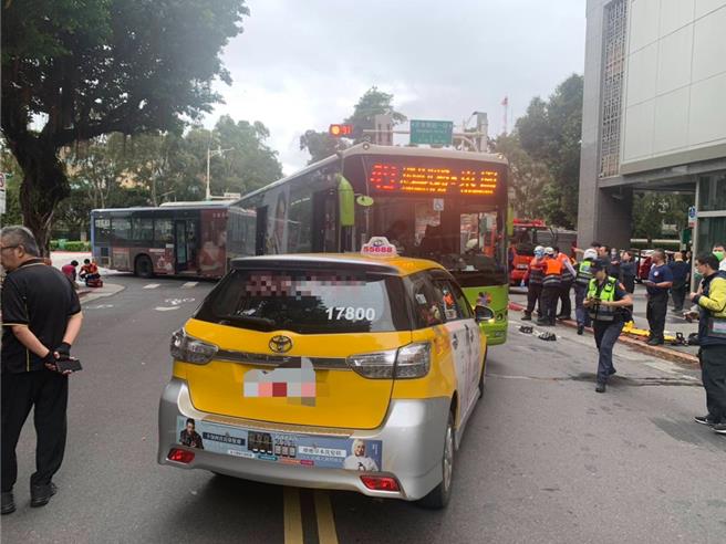 台北市中正區喜來登飯店前，今上午9時許發生一起嚴重車禍。共計1死、15傷。（劉詠韻翻攝）