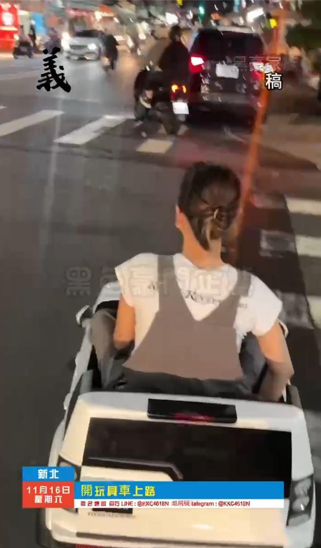 社群平台出現女子在道路上駕駛玩具車的影片。（翻攝社會事新聞影音）