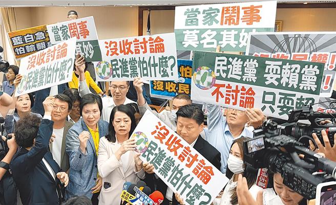 国民党立法院党团变更周三委员会议程，将在内政委员会排审《公职人员选举罢免法》修正草案，新增「罢免案同意票须超过被罢免人当选时之得票数」的规定，呼吁朝野好好讨论，不要再霸占主席台。（本报资料照片）