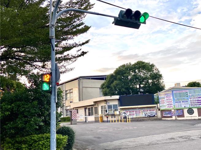 為保障聽障學生行的安全，台中市交通局特別在啟聰學校附近規畫「聽障生客製化紅燈倒數計時器」。（台中市府提供）