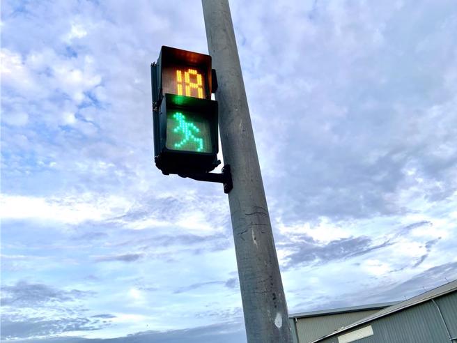 為保障聽障學生行的安全，台中市交通局特別在啟聰學校附近規畫「聽障生客製化紅燈倒數計時器」。（台中市府提供）