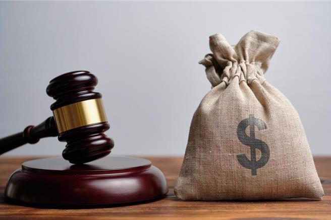 許男向該社區求償31萬餘元，法院審理後，認定社區確實應負責任，判賠償包膜費26萬元。可上訴。(圖:shutterstock/達志)