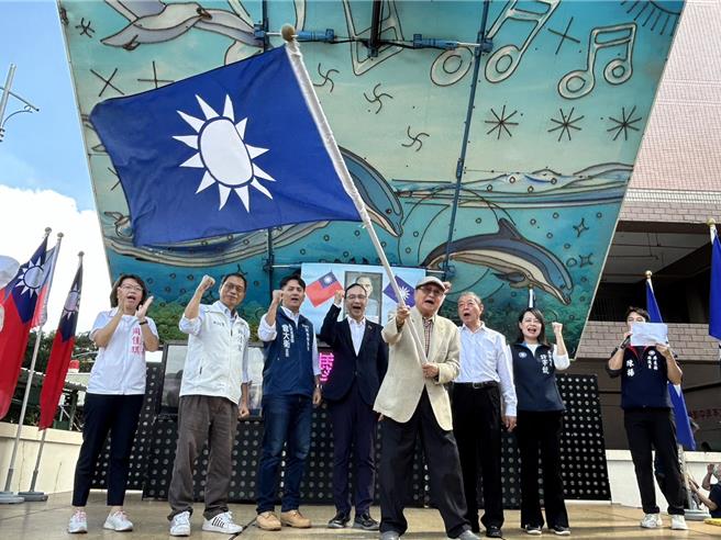 国民党主席朱立伦17日南下屏东县党部参加130周年党庆活动，期间他提到，中国国民党是亚洲最资深且为民主自由、人权法治打拚的政党。（谢佳潾摄）