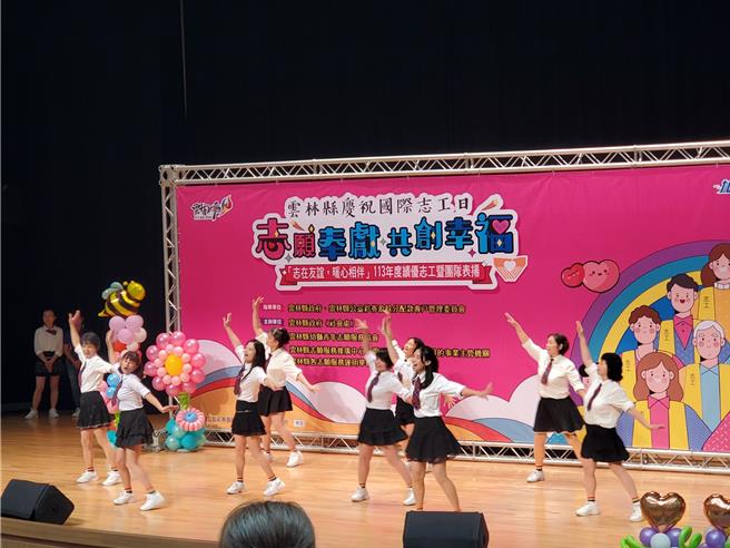 來自雲林縣婦女界的「斗南美魔女社」熱場，氣氛炒熱到最高點。（周麗蘭攝）