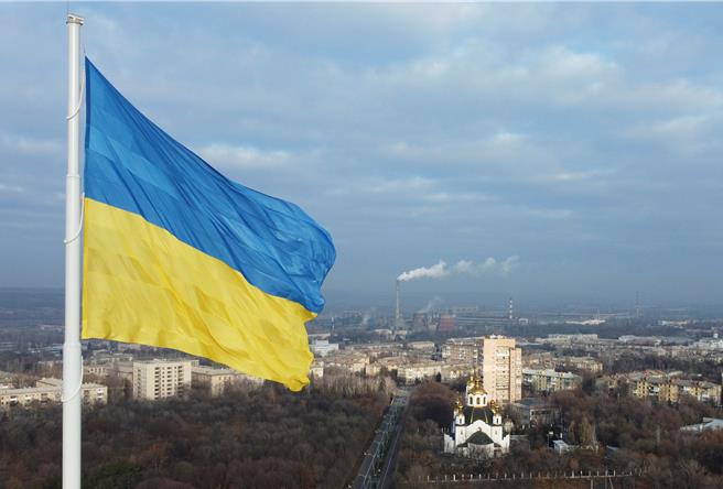 G7聲明說，「G7重申其通過制裁、出口管制和其他有效措施讓俄羅斯付出沉重代價的承諾。我們與烏克蘭團結一致站在一起。」（路透社）