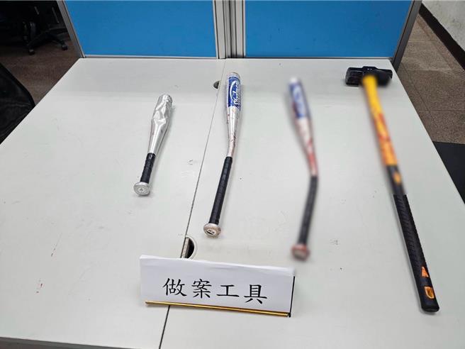 警方查扣犯案工作球棒3支、榔头1把。（警方提供）